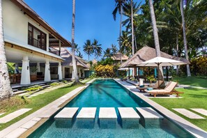 Family Villa | 4 bedrooms, in-room safe, iron/ironing board, free WiFi - Villa Gils by Villa Finder (Manggis)