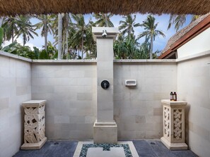 Family Villa | Bathroom | Separate tub and shower, deep soaking tub, free toiletries, hair dryer - Villa Gils by Villa Finder (Manggis)