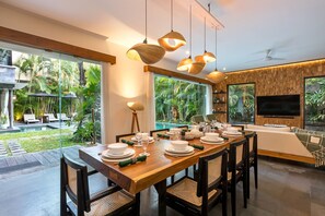 Exclusive-Villa | Essbereich im Zimmer