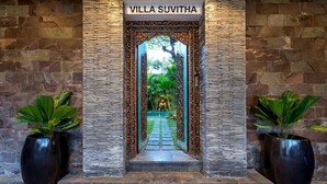 A stone entrance with a sign reading "VILLA SUVITHA". - Villa Suvitha by Villa Finder (Seminyak)