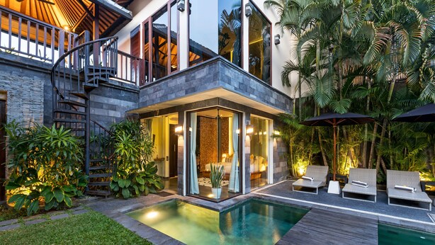 A modern house with a pool, outdoor seating, and lush greenery. - Villa Suvitha by Villa Finder (Seminyak)