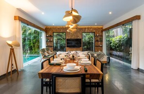 Exclusive Villa | In-room dining - Villa Suvitha by Villa Finder (Seminyak)
