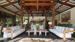 Villa superior | Área de sala de estar | Televisión LED y reproductor de DVD 