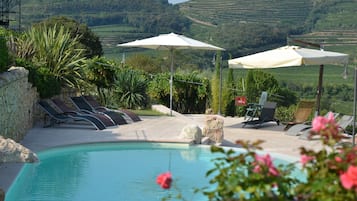 Una piscina al aire libre de temporada