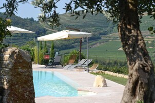 Una piscina al aire libre de temporada