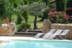 Una piscina al aire libre de temporada