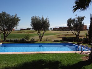 Una piscina al aire libre