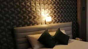 Minibar, desk, iron/ironing board (on request), WiFi (free) - Hotel Chimborazo Internacional (Riobamba)