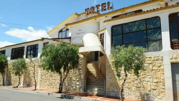 Vista frontal de la propiedad