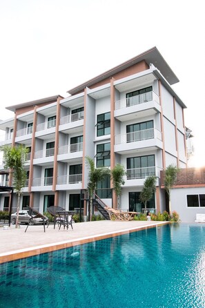 Outdoor pool, sun loungers - Aonang Sea Valley Resort (Krabi)