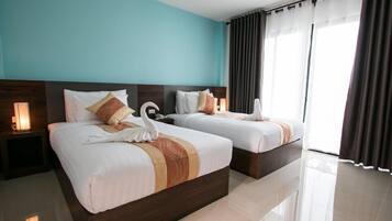 Quarto duplo superior | Cofres nos quartos, cortinas blackout, Wi-Fi de cortesia, roupa de cama