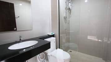 Chuveiro, produtos de toalete grátis, secador de cabelo, chinelos