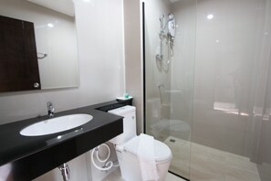 Shower, free toiletries, hair dryer, slippers - Aonang Sea Valley Resort (Krabi)