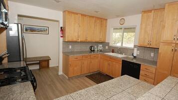 House, 3 Bedrooms | Private kitchen | Microwave, oven, stovetop, dishwasher