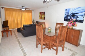 Departamento estándar, 2 habitaciones, vista a la ciudad, planta baja | Área de sala de estar | Televisión de pantalla plana 