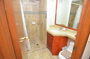 Standard-Apartment, 2 Schlafzimmer, Stadtblick, Erdgeschoss | Badezimmer | Duschwanne, kostenlose Toilettenartikel, Haartrockner, Handtücher