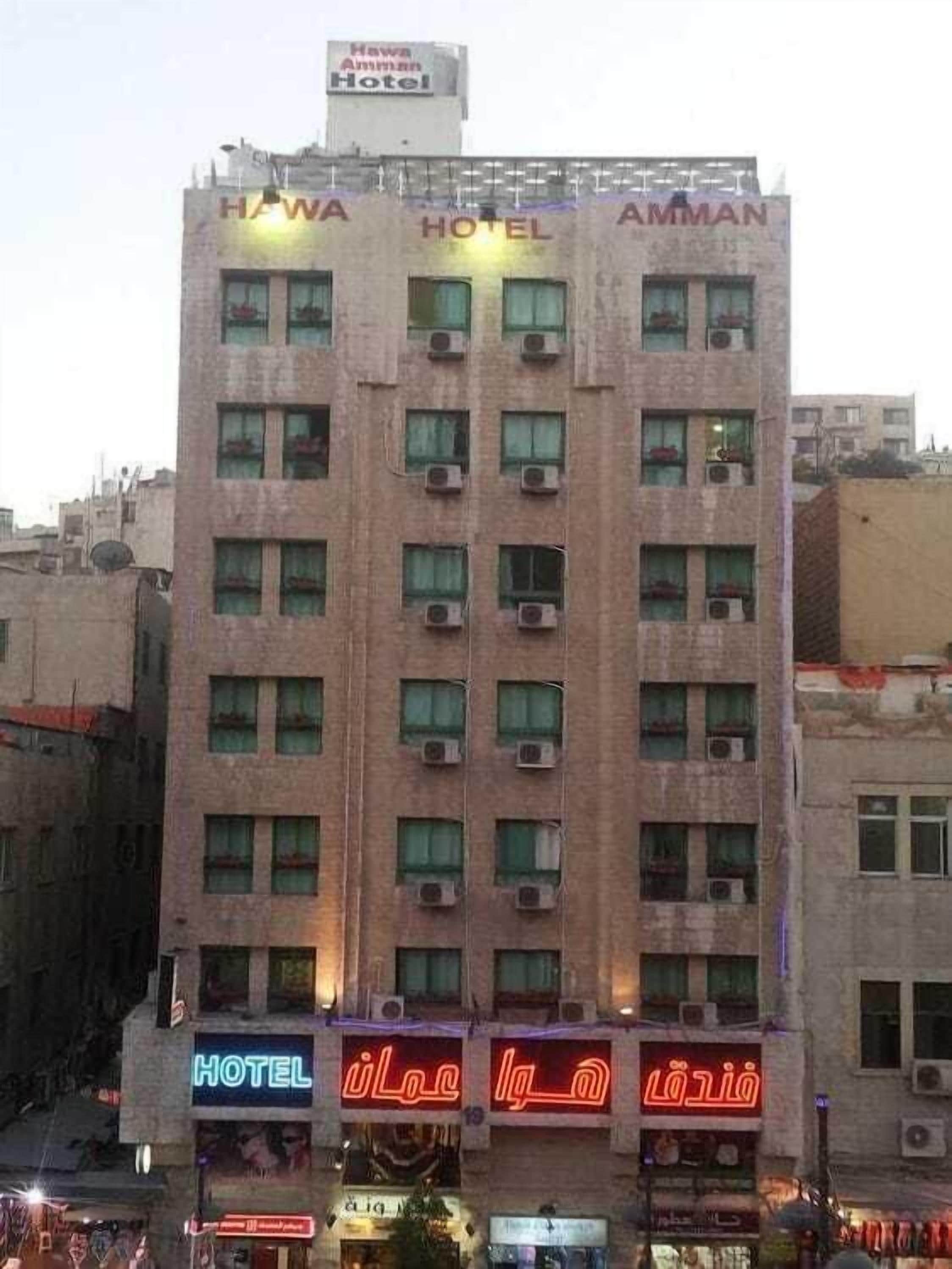 Un immeuble à plusieurs étages, sur lequel on peut lire l’inscription « Hawa Hotel » en haut.