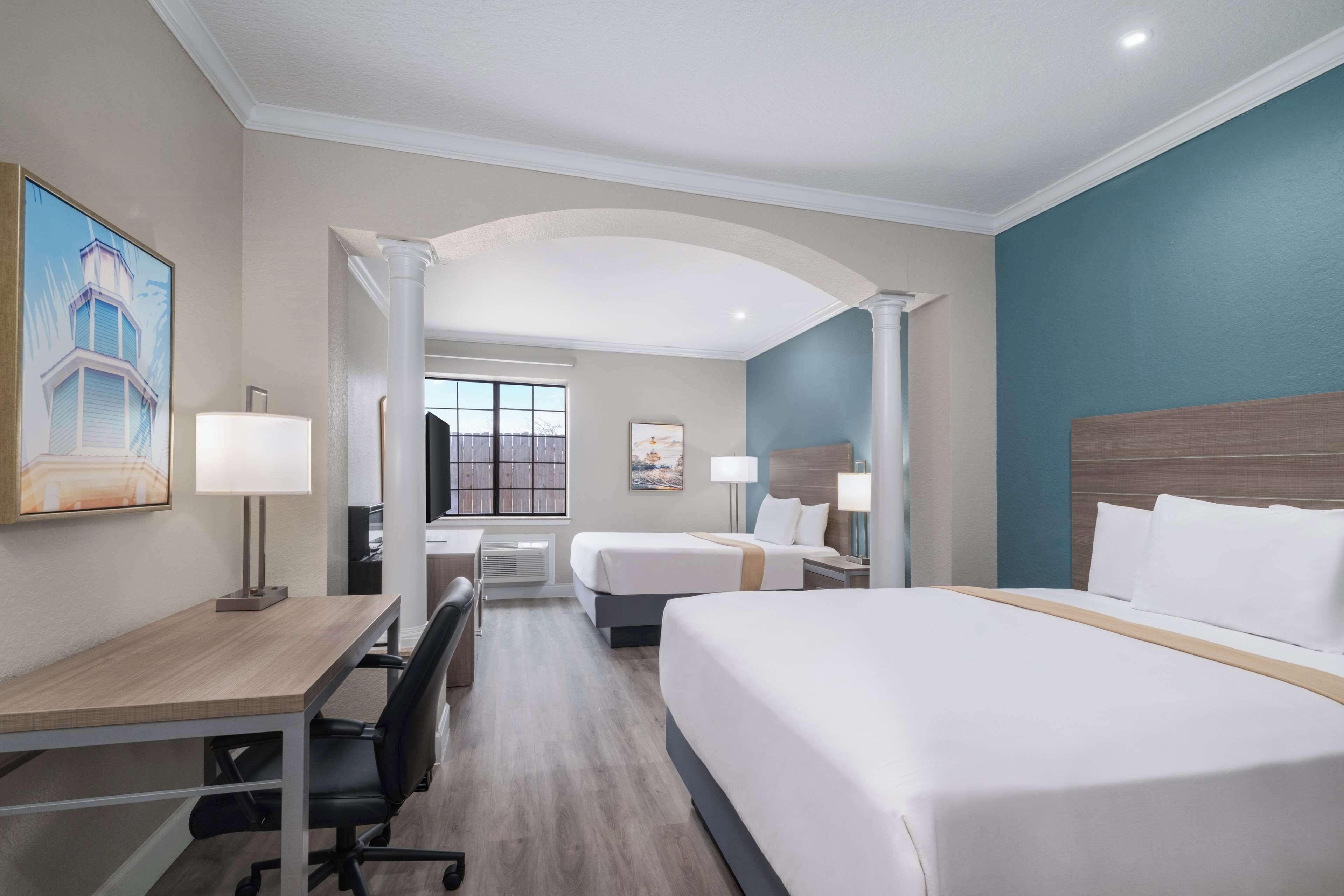 Quarto standard, 2 camas Queen, acessível, banheira | Roupas de cama premium, cofres nos quartos, escrivaninha