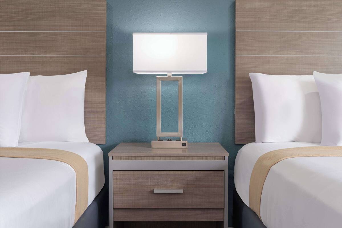 Premium bedding, in-room safe, desk, laptop workspace