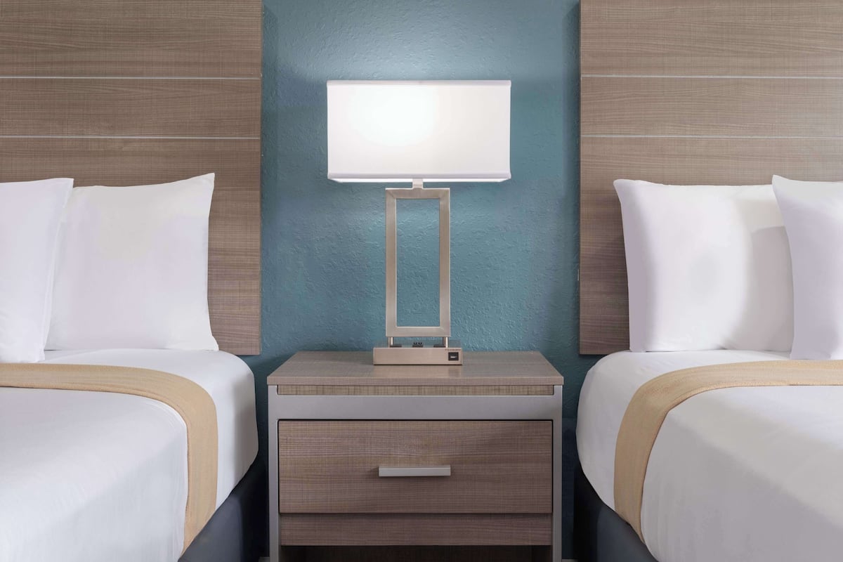 Premium bedding, in-room safe, desk, laptop workspace