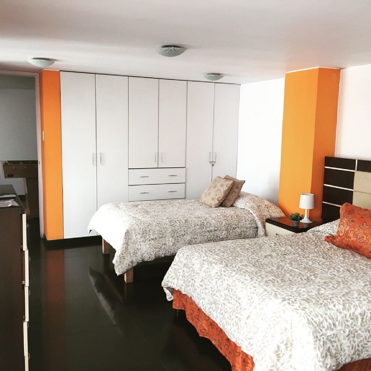 Habitación con 2 camas individuales, terraza, vistas a la piscina | Decoración individual, mobiliario individual, wifi gratis y ropa de cama