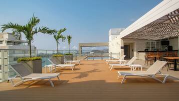 Alberca al aire libre, acceso de 10:00 a 19:00, y camastros