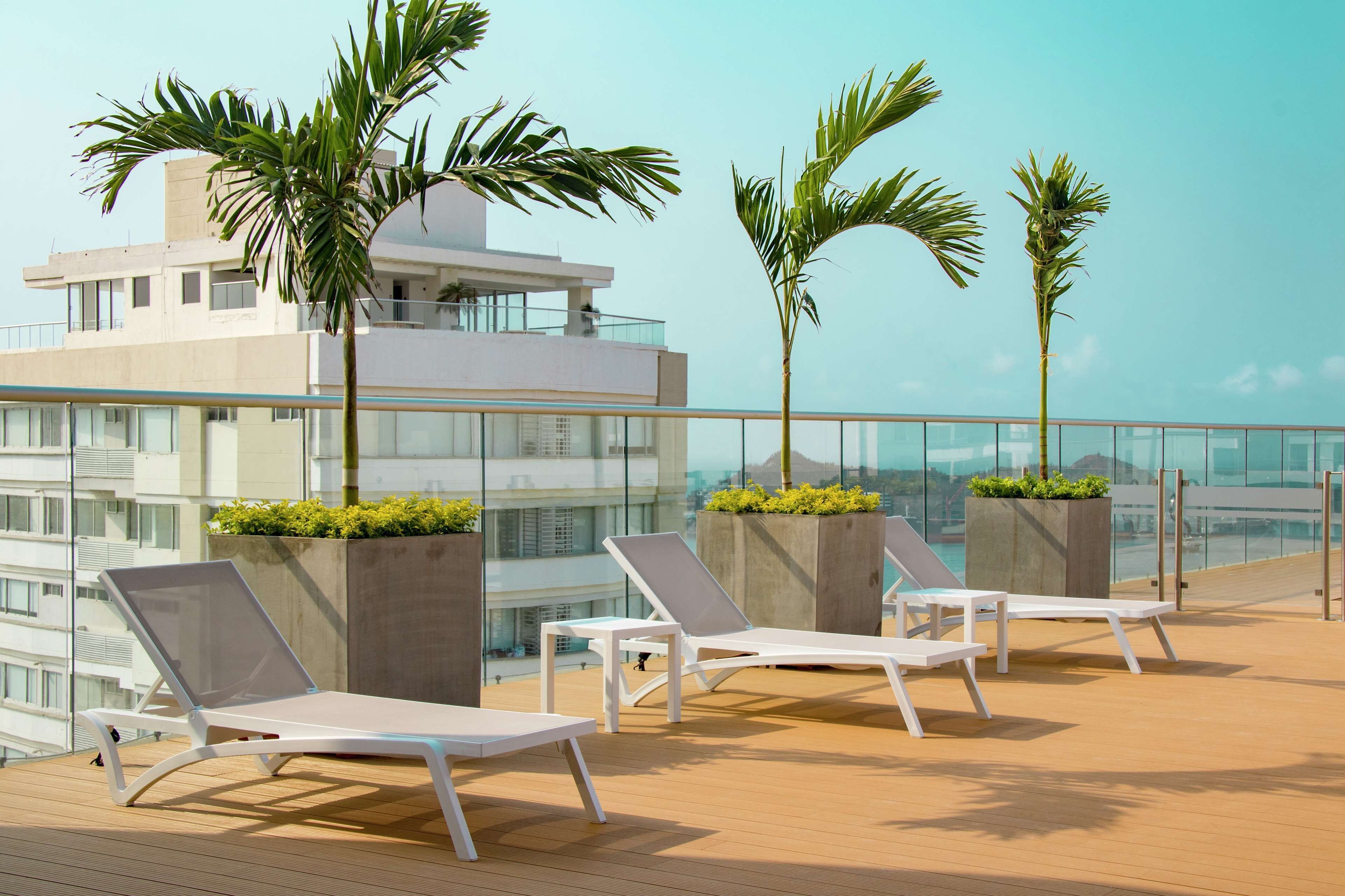 outdoor pool, open 10:00 am to 7:00 pm, pool loungers