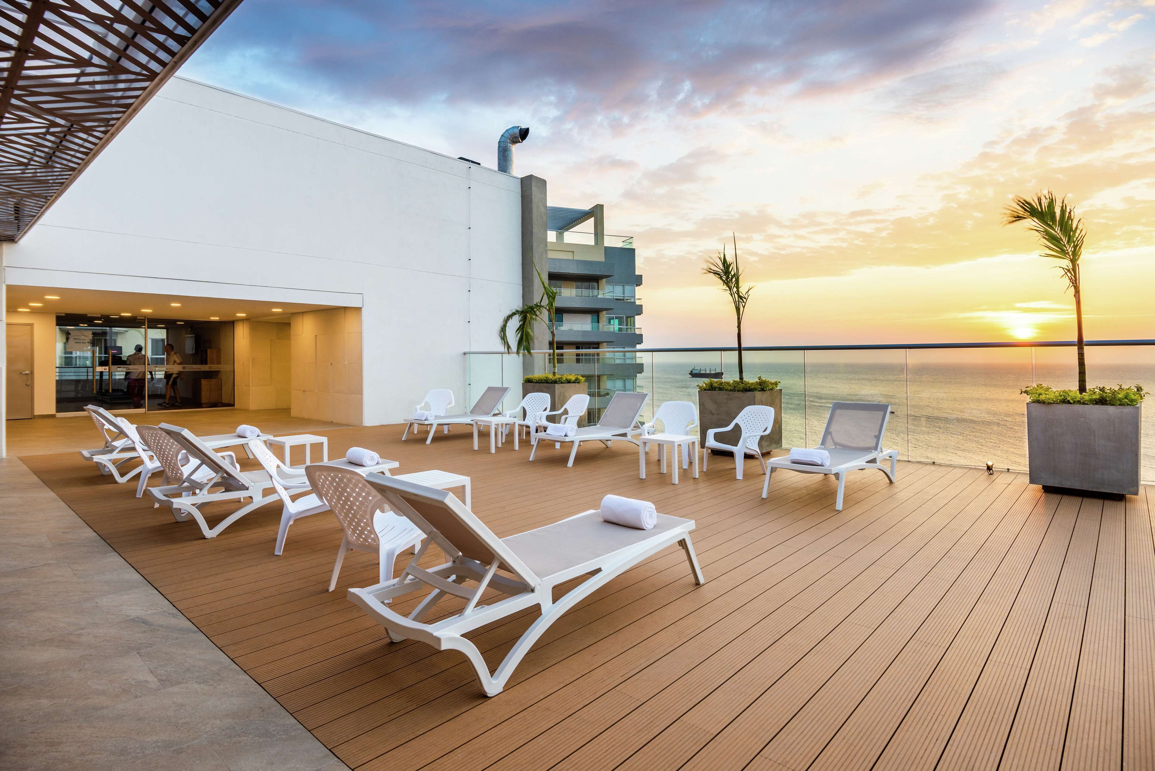 Alberca al aire libre, acceso de 10:00 a 19:00, y camastros 