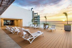 Outdoor pool, open 10:00 AM to 7:00 PM, sun loungers - Hilton Garden Inn Santa Marta (Santa Marta)