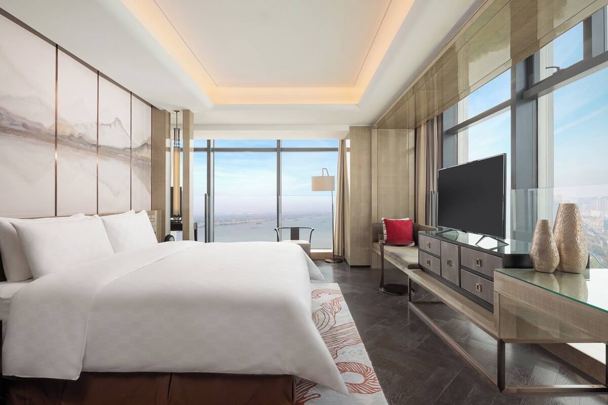 Suite, 1 King Bed (Ambassador) | Minibar, in-room safe, desk, blackout drapes