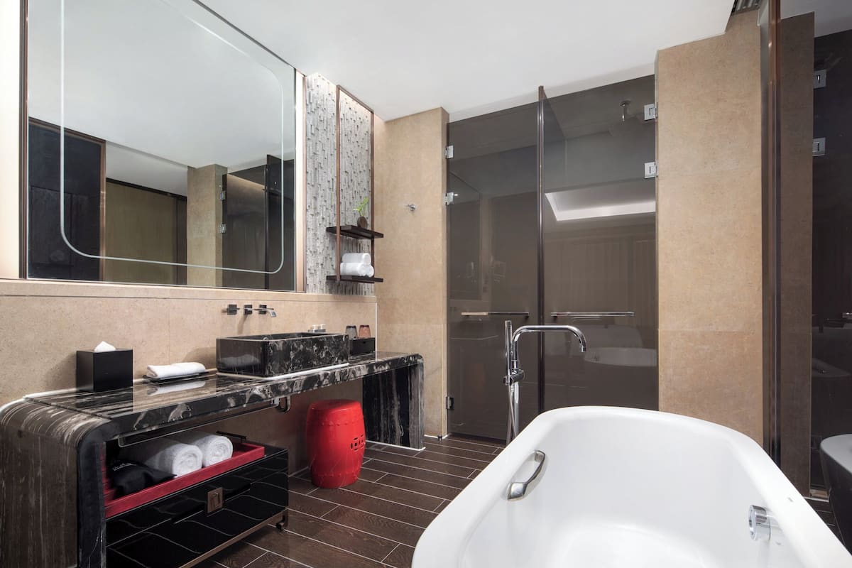 1 kamar tidur, minibar, brankas, dan meja kerja