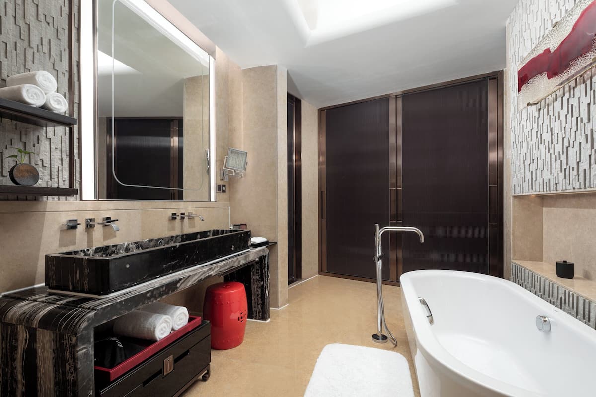 1 kamar tidur, minibar, brankas, dan meja kerja