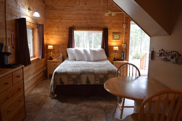 Deluxe Loft, Multiple Beds | Iron/ironing board, free WiFi, bed sheets