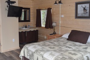 Deluxe Cabin, 1 Queen Bed | Iron/ironing board, free WiFi, bed sheets - Caribou Cabins (Tok)
