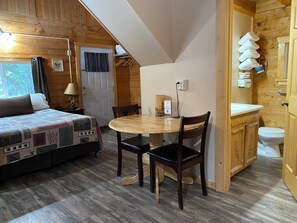 Deluxe Loft, Multiple Beds | Bathroom | Shower, free toiletries, hair dryer, towels - Caribou Cabins (Tok)