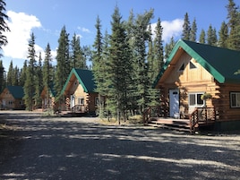 Tabla de planchar con plancha, wifi gratis y ropa de cama