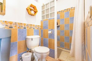 4 Bed Mixed Community Dorm | Badeværelse | Bruser, brusehoved med spredningseffekt, håndklæder