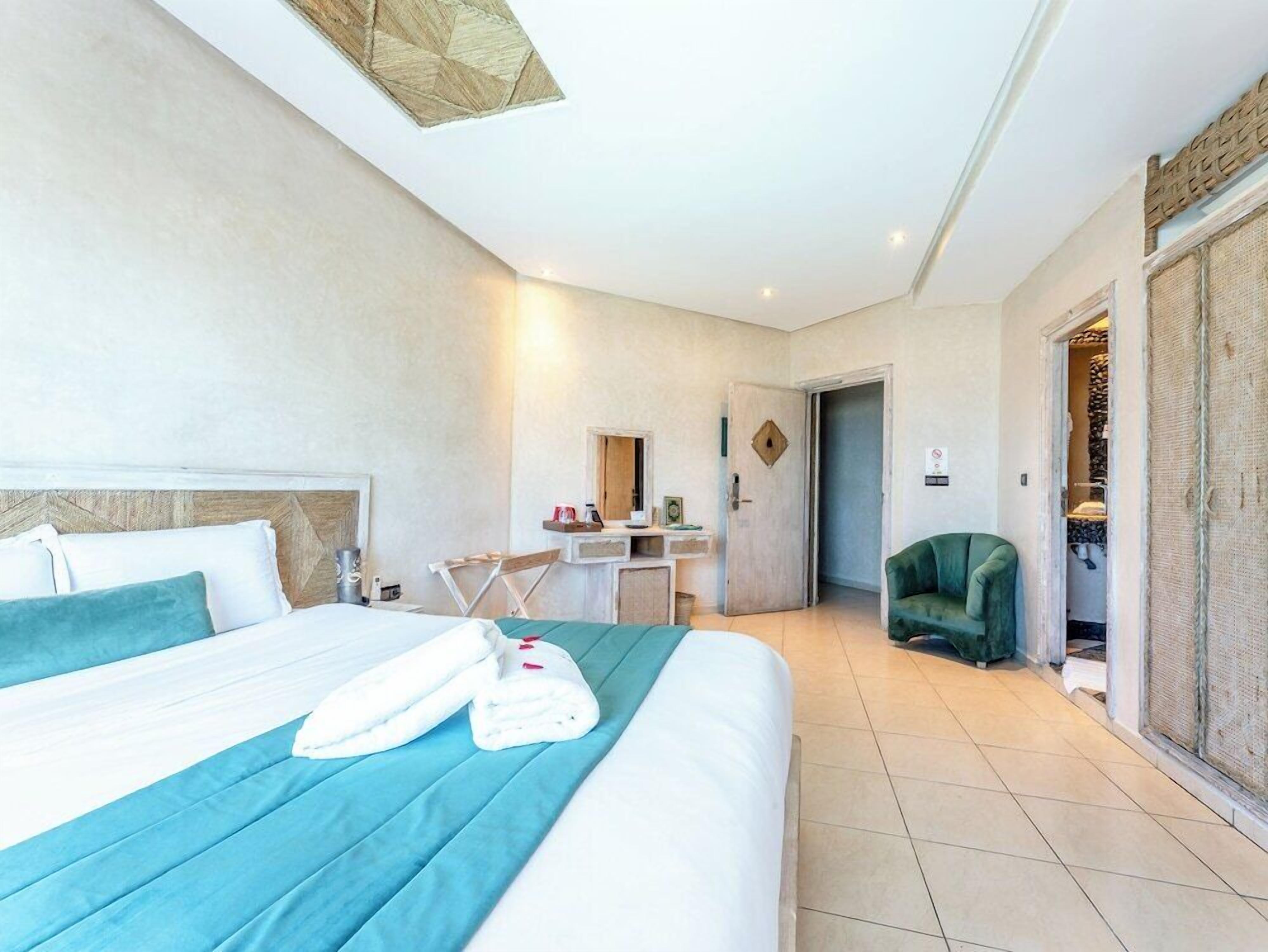 Minibar, rideaux d’obscurcissement, fer et planche à repasser