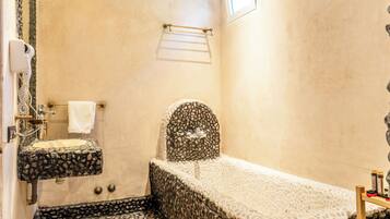 Un baño con lavamanos de piedra, bañera y ducha.