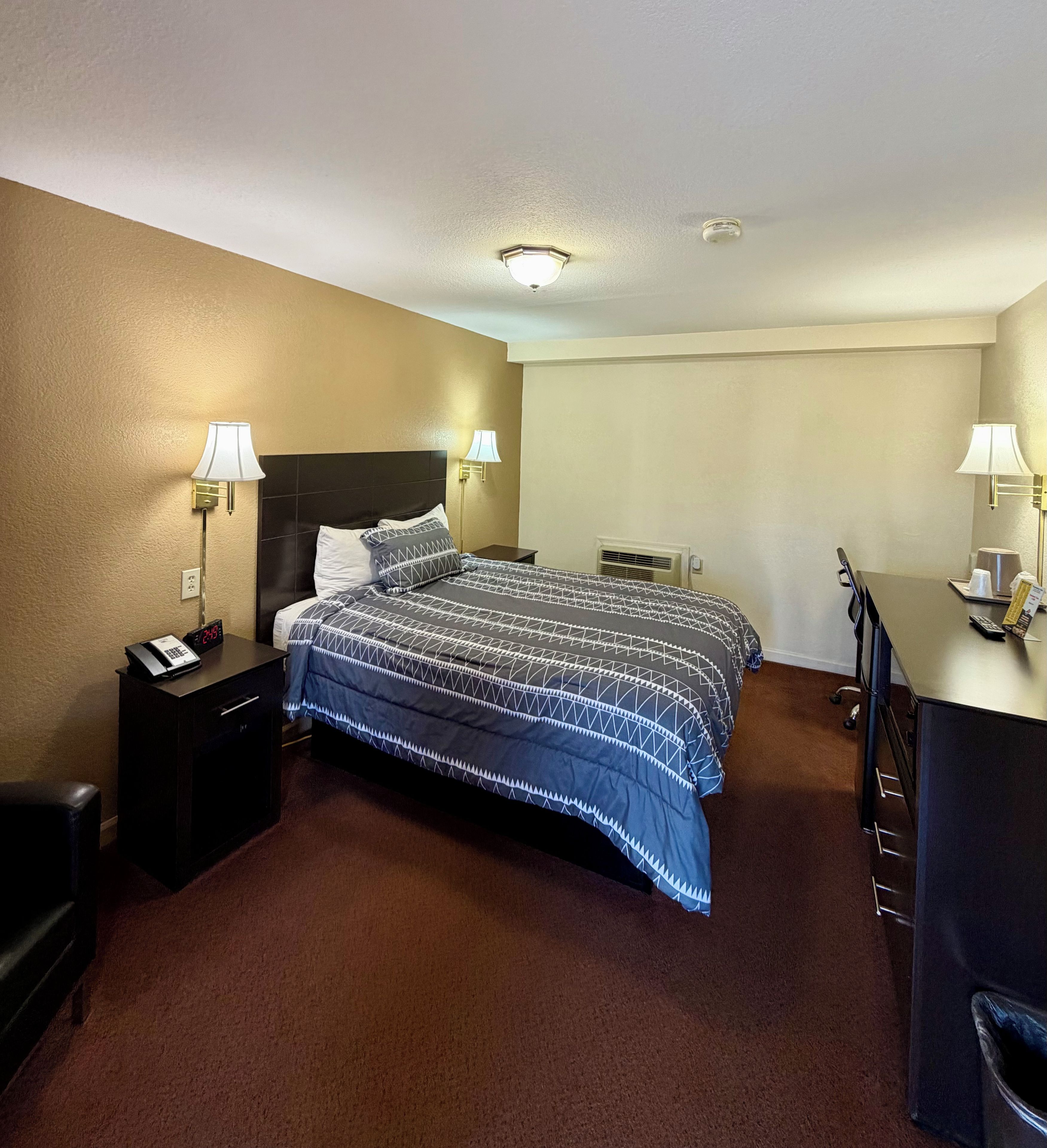 Standard Room, 1 Queen Bed | Desk, free WiFi, bed sheets