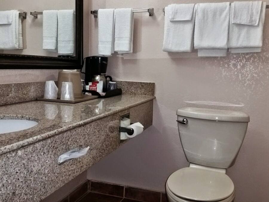 Habitación estándar, 2 camas dobles, no fumadores | Baño | Ducha, secador de pelo y toallas