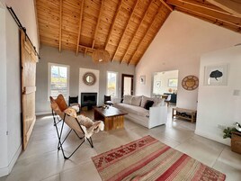 Cabaña familiar | Zona de estar | Televisión LED de 32 pulgadas con canales digitales