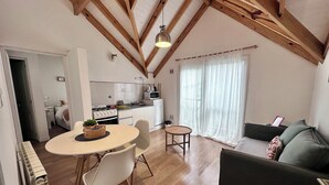 Uma sala aconchegante com área de jantar, cozinha e quarto.