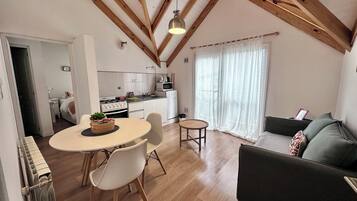 Traditional-Apartment, 1 Schlafzimmer | Wohnbereich | 32-Zoll-LED-Fernseher mit Digitalempfang