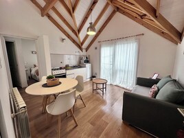 Apartamento tradicional, 1 habitación | Zona de estar | Televisión LED de 32 pulgadas con canales digitales