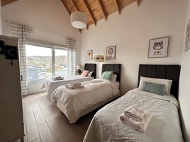 Cabaña familiar | Mobiliario individual, cortinas opacas, wifi gratis y ropa de cama