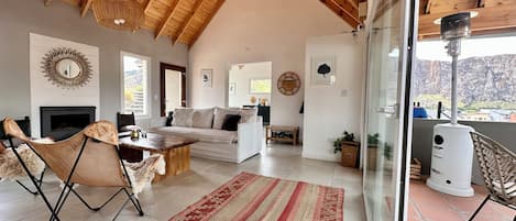 Chalet rustique familial | Aire de séjour | Téléviseur à DEL de 32 po avec télévision numérique