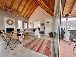 Cabaña familiar | Zona de estar | Televisión LED de 32 pulgadas con canales digitales