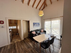 公寓, 2 间卧室 | 起居��区 | 32-英寸LED 电视（配备数码频道）