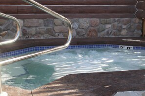 Outdoor spa tub - Rippling River Resort (Marquette)